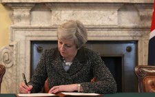 ​Thủ tướng Anh ký thư kích hoạt Brexit