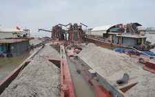 ​Bắt giữ 13 tàu khai thác cát trái phép trên sông Hồng
