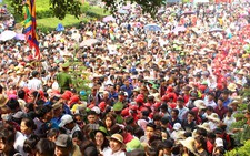 Chưa đến giỗ Tổ, đền Hùng đã đông đến nghẹt thở