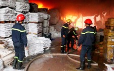 Cháy rụi nhà xưởng sản xuất sơn ở Hóc Môn