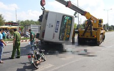 Xe buýt lật đè chết 2 người đi xe máy