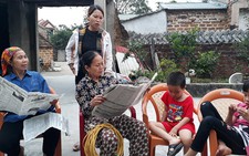 Dân Đồng Tâm lại bình yên ra đồng, đọc báo...
