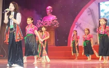 Khi học sinh biểu diễn âm nhạc dân tộc