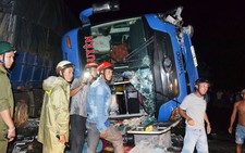 Lật xe khách, ít nhất 11 người bị thương