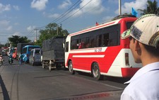 Đổ xô đi chơi lễ, phà Vàm Cống kẹt cứng 7 tiếng