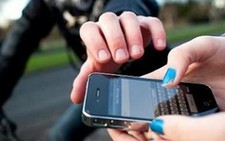 Bị giật điện thoại, cô gái đạp ngã hai tên cướp