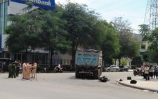 Chồng khóc ngất bên thi thể vợ bị xe ben cán chết