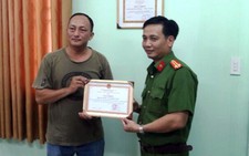 Công an tặng giấy khen cho 