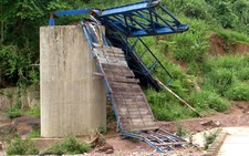 Cầu treo đứt 8 tháng chưa sửa, 10 bản bị cô lập