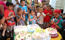 Tràn ngập bánh kem, bong bóng, gấu bông ở khoa Ung bướu
