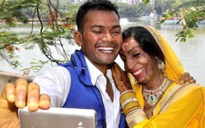 Sao Bollywood đi mừng đám cưới cô gái bị tạt axít 