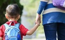 Con chưa vào lớp 1, mẹ đã…'điên đầu’