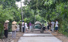 Dừng thi công tuyến đường bị dân 'tố' xài ximăng vón cục