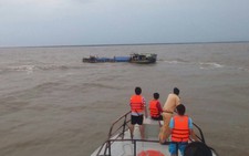 Đang cứu đắm một sà lan gặp nạn trên biển Kiên Giang