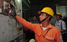 Nắng nóng, dân kêu trời vì cắt điện