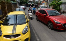 Căng thẳng 'cuộc chiến' lòng lề đường - đậu xe hơi