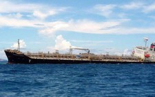 Chuyển tải hàng, giải cứu tàu dầu mắc cạn ở Bình Thuận