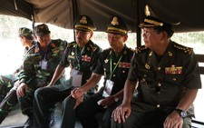 Thủ tướng Hun Sen trên chuyến xe đặc biệt