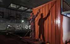 Trung Quốc 'cứu trái đất', người tiêu dùng bị 'lủng túi'