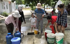 Đà Nẵng thiếu nước sạch trầm trọng, dân chờ múc từng xô