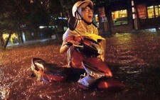Hà Nội mưa to, nhiều tuyến phố bị nhấn chìm trong đêm