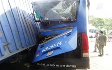 ​Xe đầu kéo húc xe buýt đang dừng, thùng xe lật đè xe máy