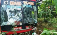 Hai mẹ con tử vong sau khi va chạm xe khách