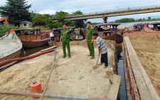 Bắt 5 ghe máy khai thác cát trái phép trên sông Thu Bồn