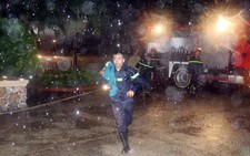 ​Giữa bão số 2, nhà cao tầng bốc cháy khiến 7 người mắc kẹt