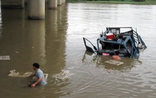 Xe tải chở gà tông sập lan can, bay xuống sông Dinh