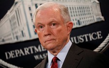 Bộ trưởng Tư pháp Mỹ: Ông Trump chỉ trích, tôi cứ làm!