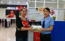 ​Siêu thị Co.opmart dập dìu khách hàng đến nhận quà sang miễn phí