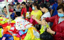 Công nhân 'đầu tắt mặt tối' với lương tối thiểu