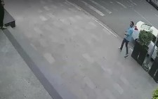 Clip vụ việc hi hữu: Đậu xe hơi rút tiền bị trộm xe