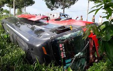 Xe giường nằm chở 35 hành khách lật nhào xuống mương nước