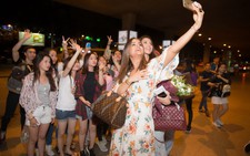 Phạm Hương đón Hoa hậu Cộng hòa Dominican 2015 đến Việt Nam
