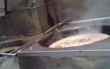 Mua vài ngàn, bán lời cả trăm, mỡ heo bẩn làm sao dẹp?
