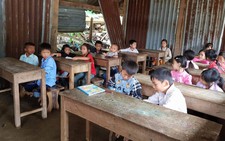 Trường sập vách, học sinh bì bõm vào lớp