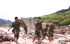 Nhờ bộ đội bắc cầu tạm, dân vùng lũ an tâm qua suối