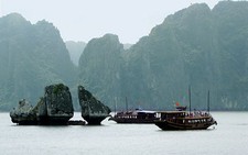 Khắc phục xong sự cố tràn 200 lít dầu ra vịnh Hạ Long