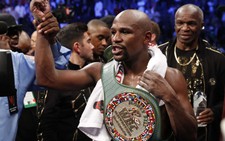 Mayweather hạ knock-out McGregor trong trận boxing tỉ đô