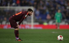 ​Messi sút hỏng penalty, Barca gục ngã trước Espanyol