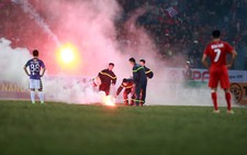 ​CĐV Hải Phòng đốt pháo sáng, CLB Hà Nội và Hải Phòng đều bị phạt
