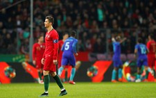 ​Ronaldo “tịt ngòi”, Bồ Đào Nha thảm bại trước Hà Lan