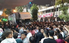 ​Sân Hàng Đẫy quá tải, CĐV phá cửa vào sân