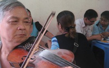 Người kéo violin ở quán ốc
