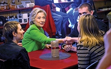 Bà Hillary Clinton: Hướng thông điệp đến cử tri