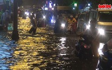 Mưa ngập nặng, giao thông ùn tắc kéo dài tại TP.HCM