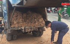 Xe ben đổ hàng tấn bùn đất vương vãi trên đường