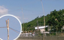 Không có điện, người dân tự dựng 2 cây tre trên quốc lộ 1A để kéo điện